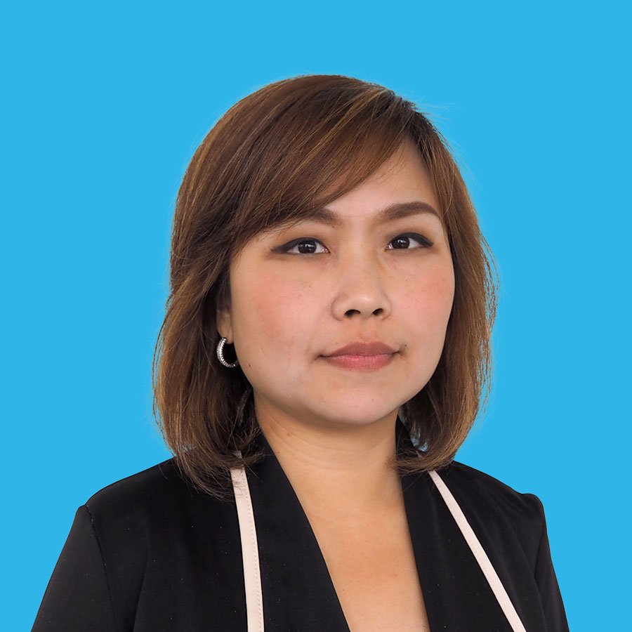 novita-puspasari-portrait a portrait of Novita Puspasari on a blue background