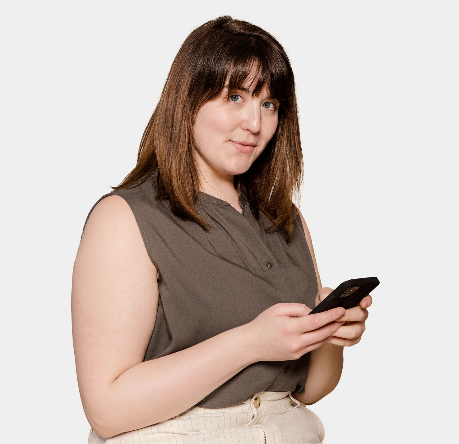 mydna-personalised-wellness-customer-review_2_alt a smiling woman holding a smartphone